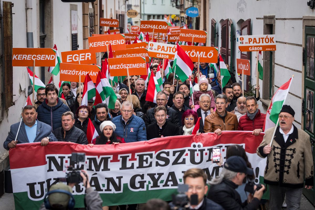 Hatalmas tömeg várja az egri békemenet után Orbán Viktort.