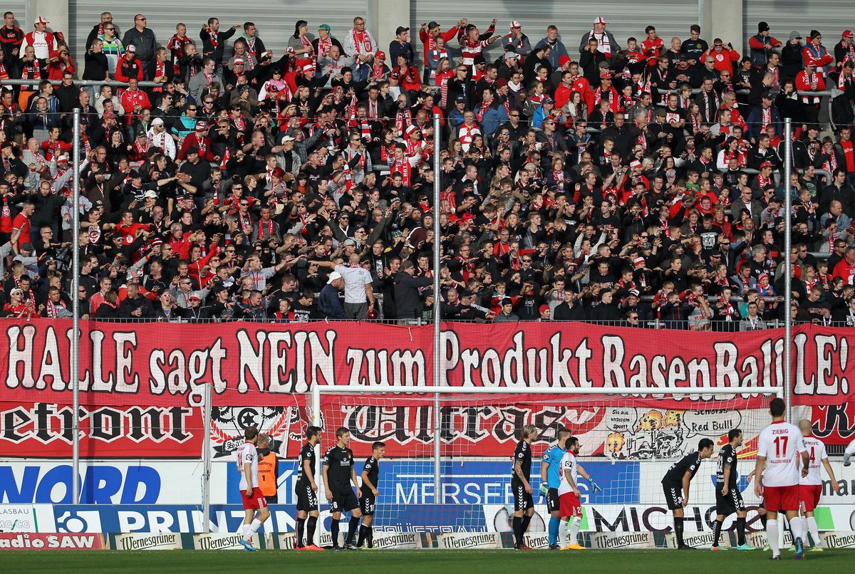 Gulácsi Péter akkor még nem is Lipcsében védett: a hallei szurkolók már 12 éve, a harmadosztályban tüntettek az RB Leipzig ellen