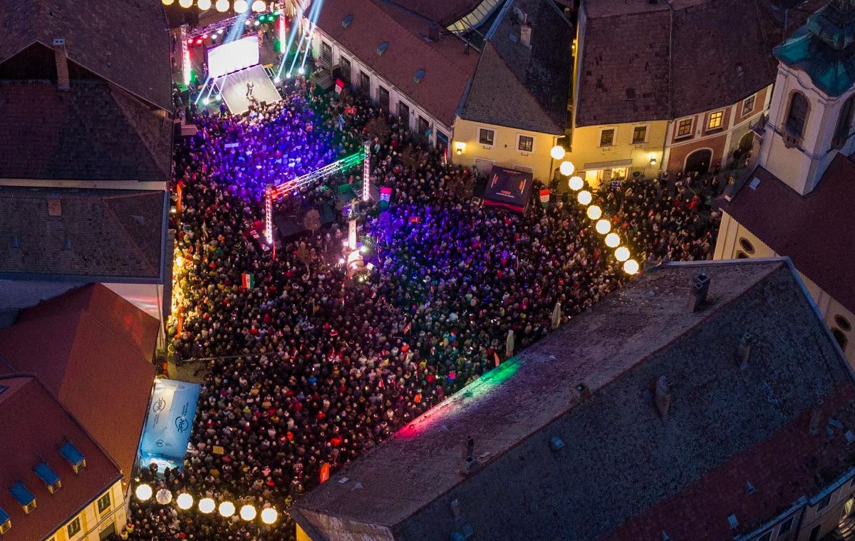 Mozdulni sem lehetett a szentendrei Békemeneten.