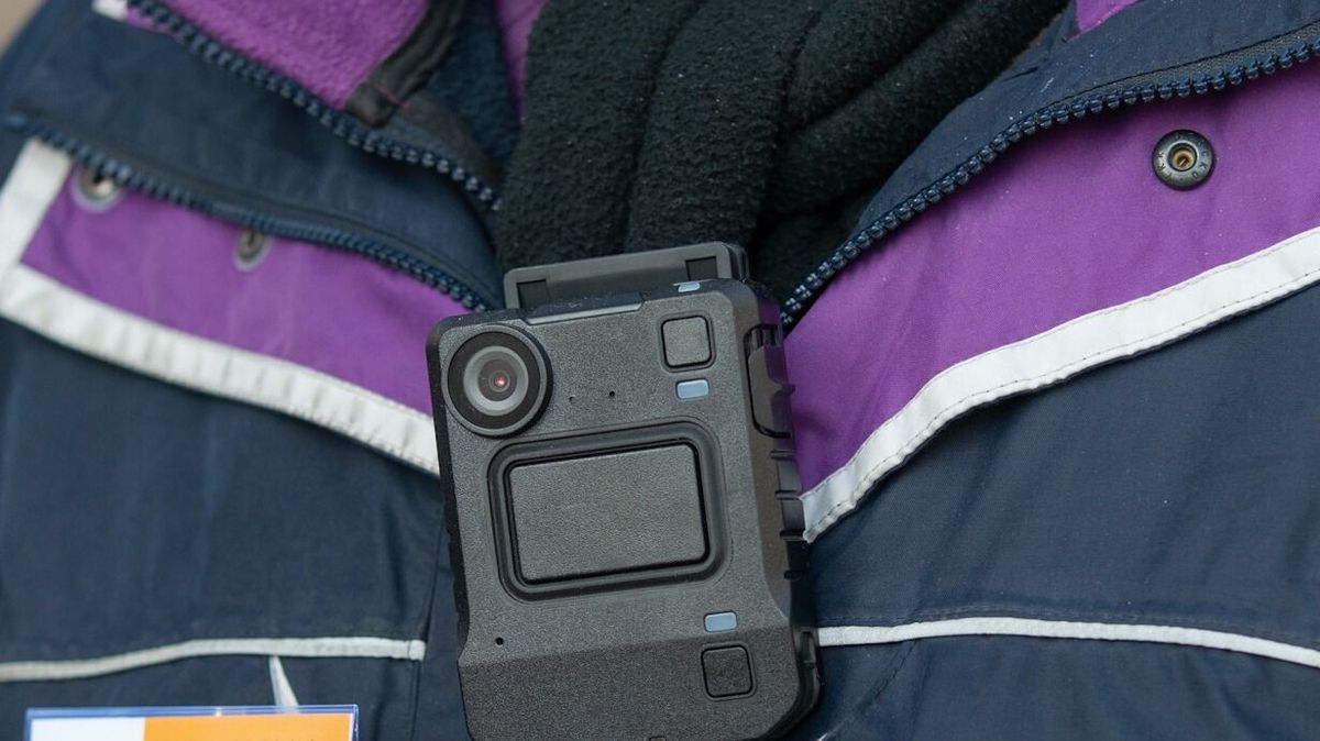 Vízbe ugrott a rendőrök elől menekülő férfi, a hatóság emberei SUP deszkákkal eredtek a nyomába – a testkamera mindent vett!