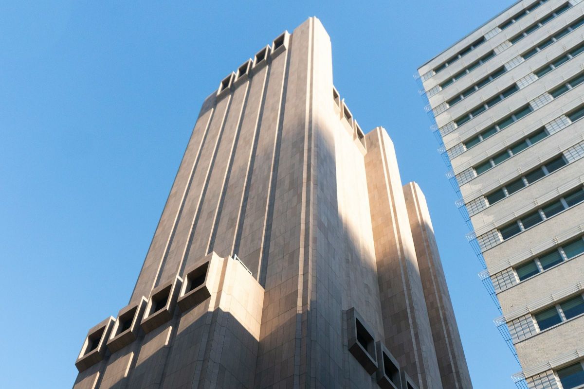 A beton felhőkarcoló ablakok nélkül emelkedik az égbe, New York egyik legkülönlegesebb épületeként