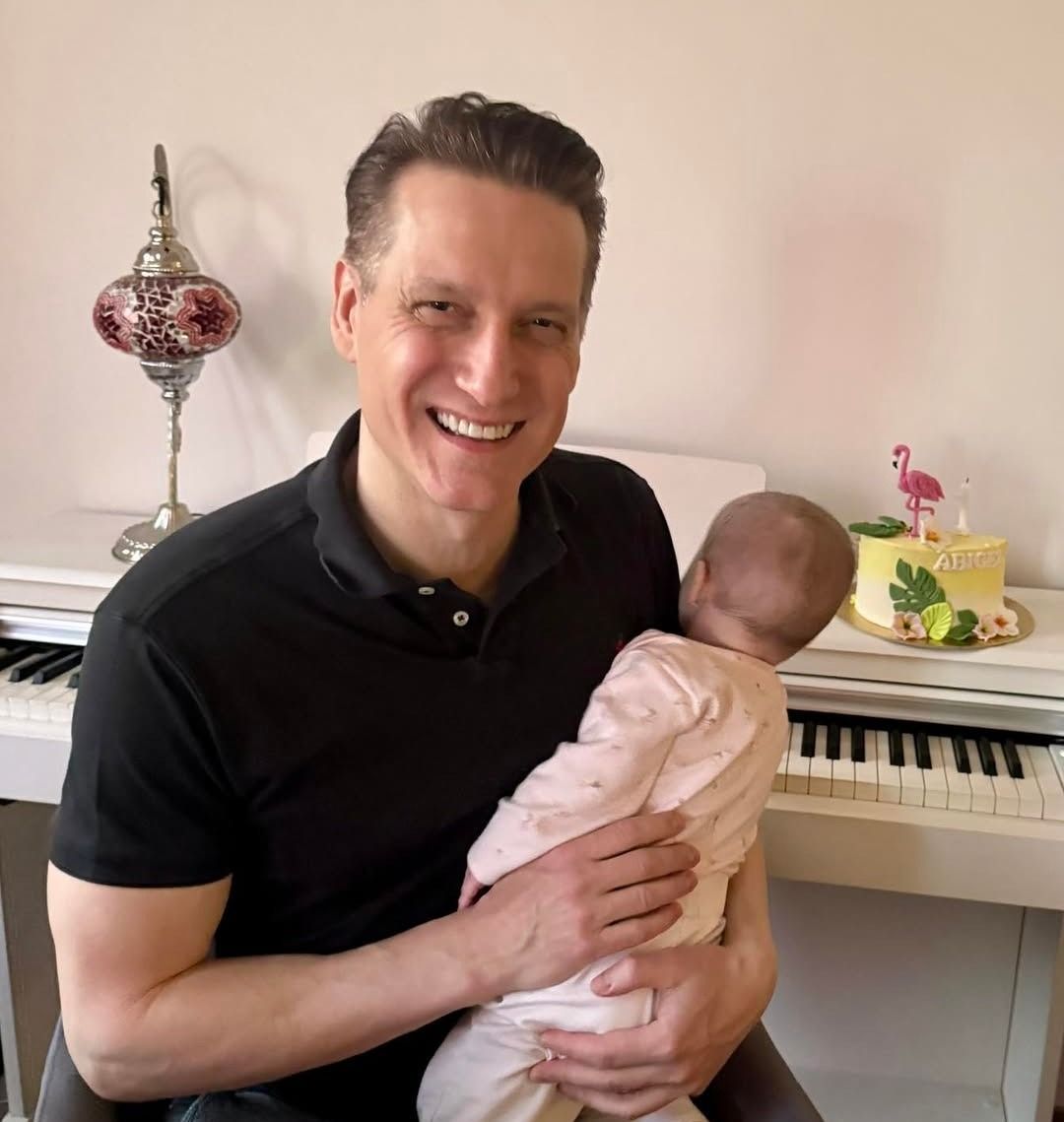 Pély barna cuki képet posztolt 1 éves kislányáról.