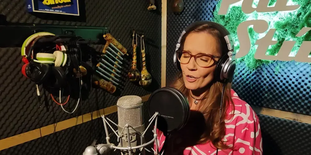 Bálint Antónia hasít a neten a zenei tartalmaival.