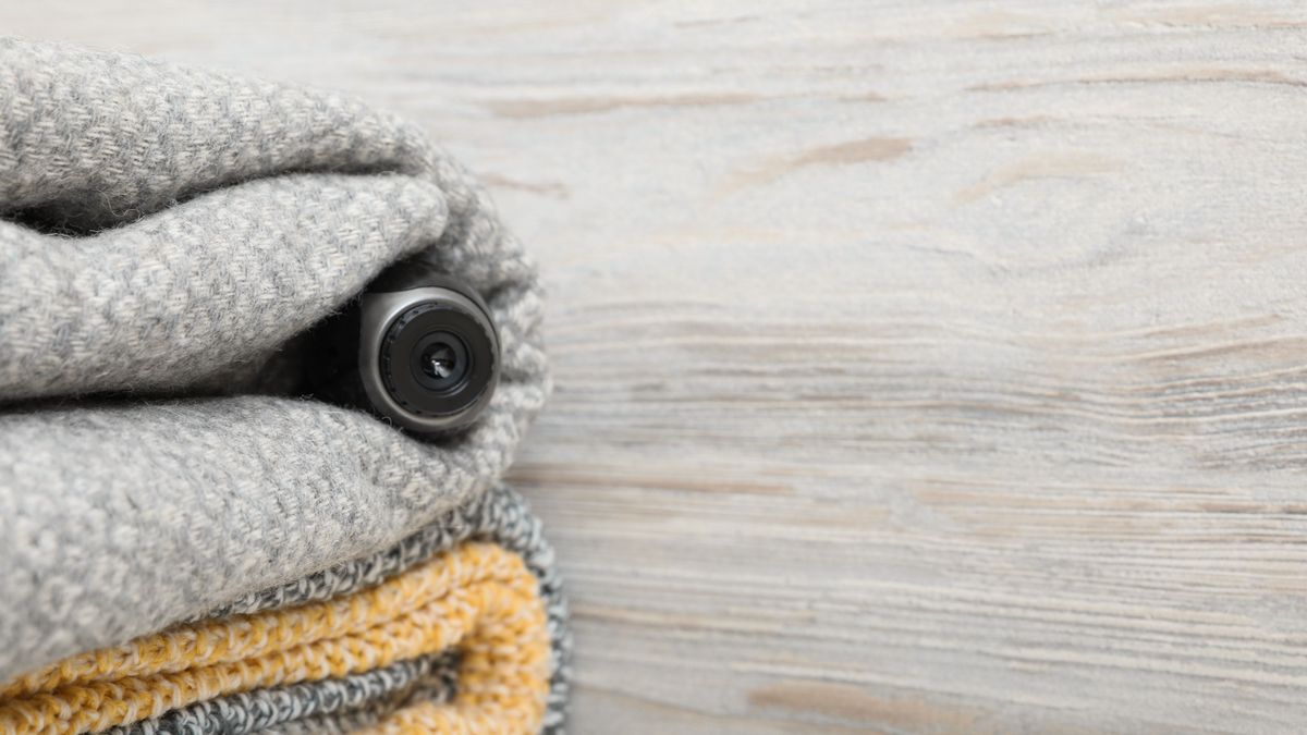 Rejtett kamera lapult a mosdóban