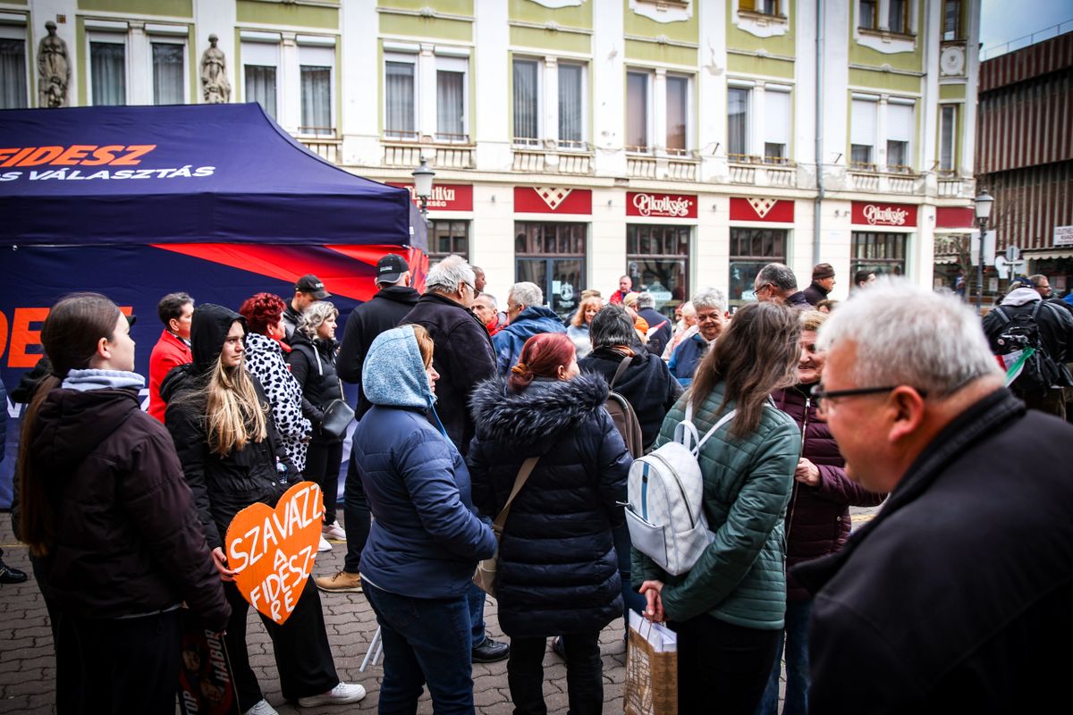 Már most gyülekezik a tömeg Orbán Viktor békéscsabai beszéde miatt.