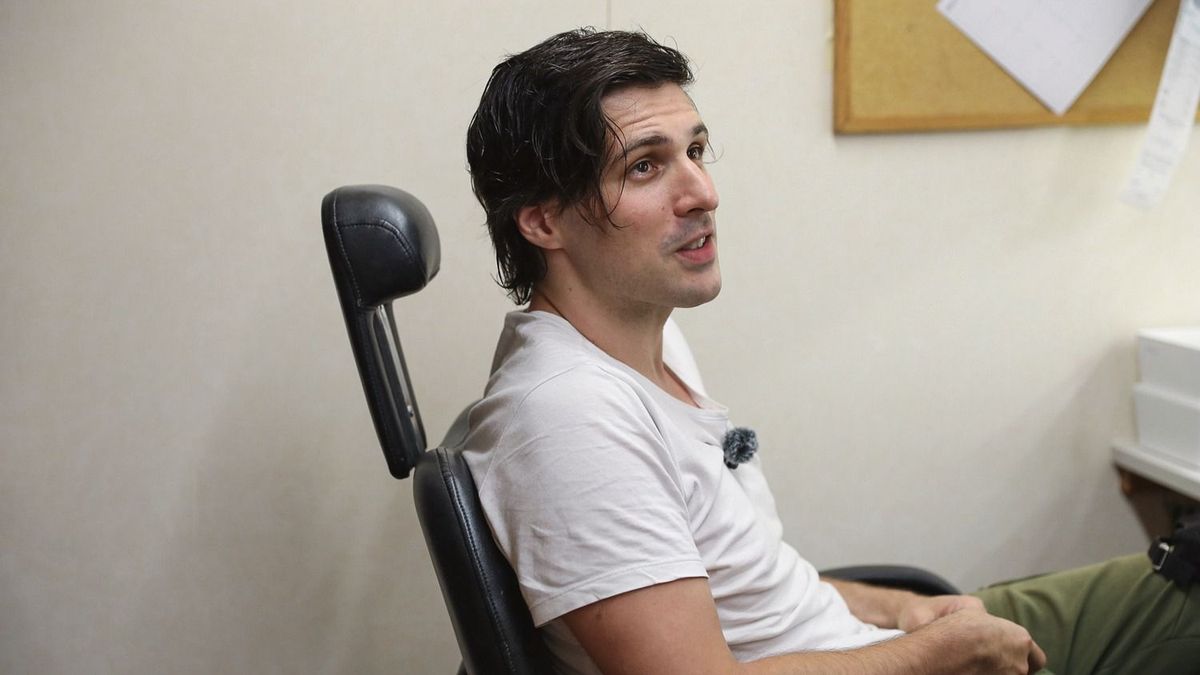 Ember Márk rekordkísérletre készül: 25 órán át olvas színdarabhoz kapcsolódó szövegkönyveket