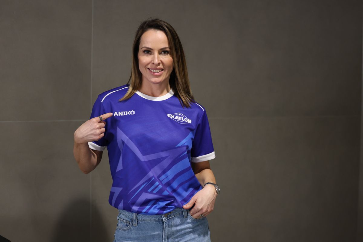 Az Exatlon sztárja a csapatának megfelelő kék színű mezben fotózkodott.