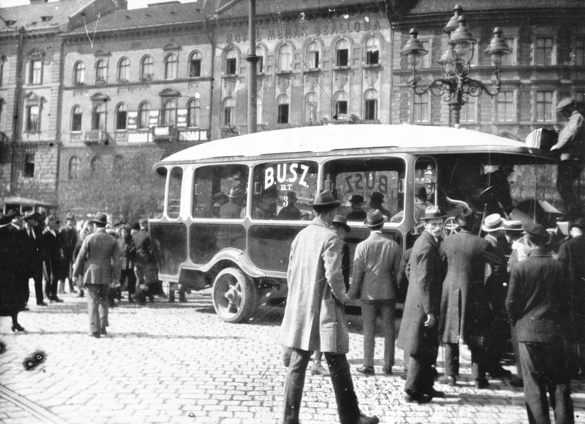 111 éve indult el a menetrend szerinti buszközlekedés Budapesten. 