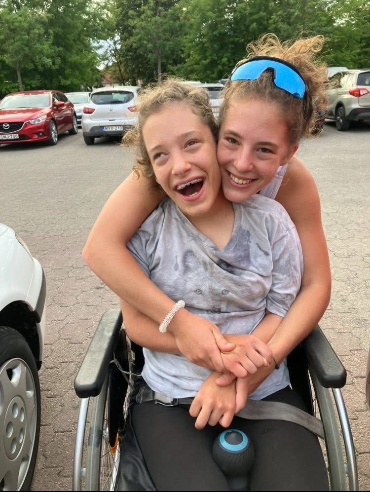 Testvére barátnőt keres Timi számára