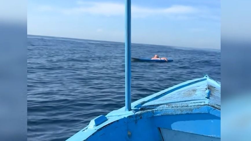 Szörfözni indult barátaival, tragédia lett a vége - 20 órát sodródott a vízben