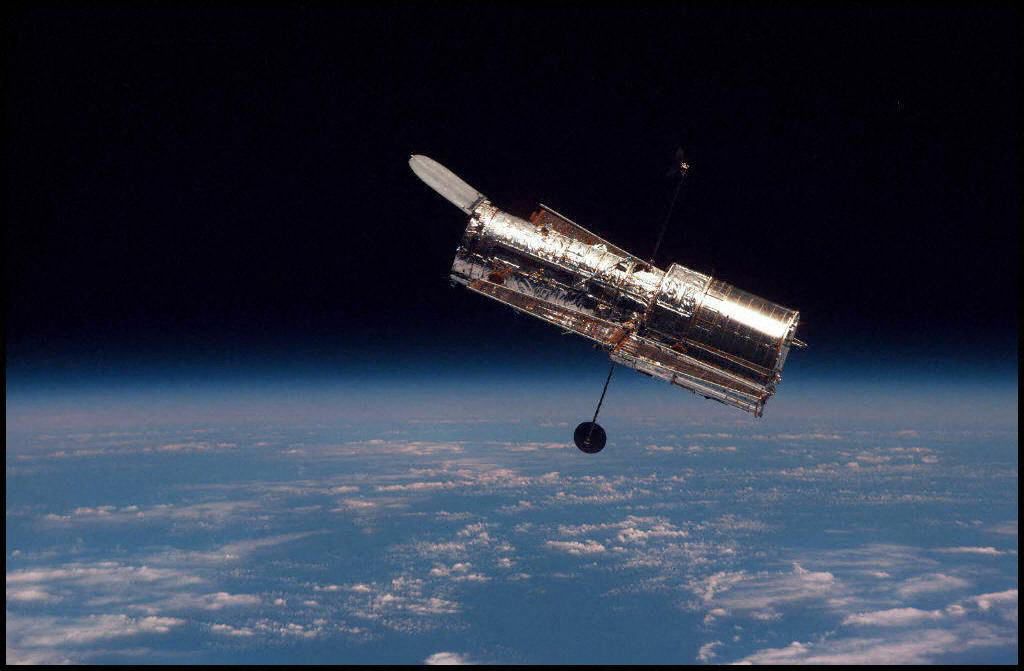 Hubble űrtávcső / Ez a NASA által február 19-én közzétett fotó a Hubble űrteleszkópot ábrázolja, amint megkezdi a leválást a Discovery űrsiklóról. A Discovery legénysége öt űrsétát hajtott végre a Hubble űrteleszkóp kiszolgálása érdekében.