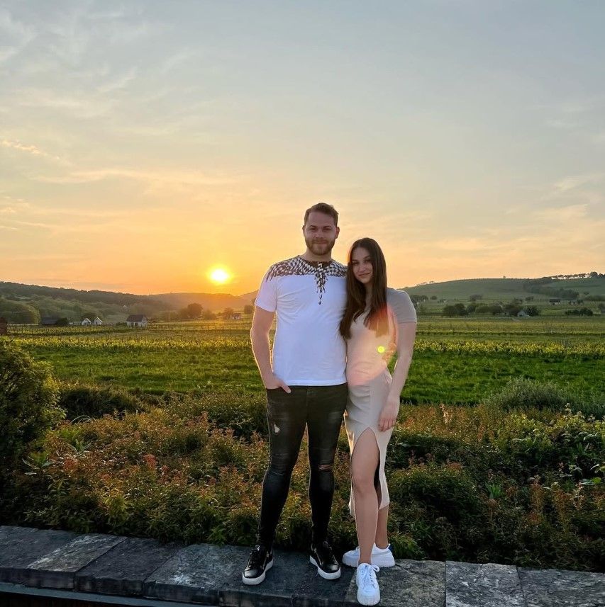 Kenderesi Tamás barátnője, Kozma Rebeka itthon várja a sportolót.