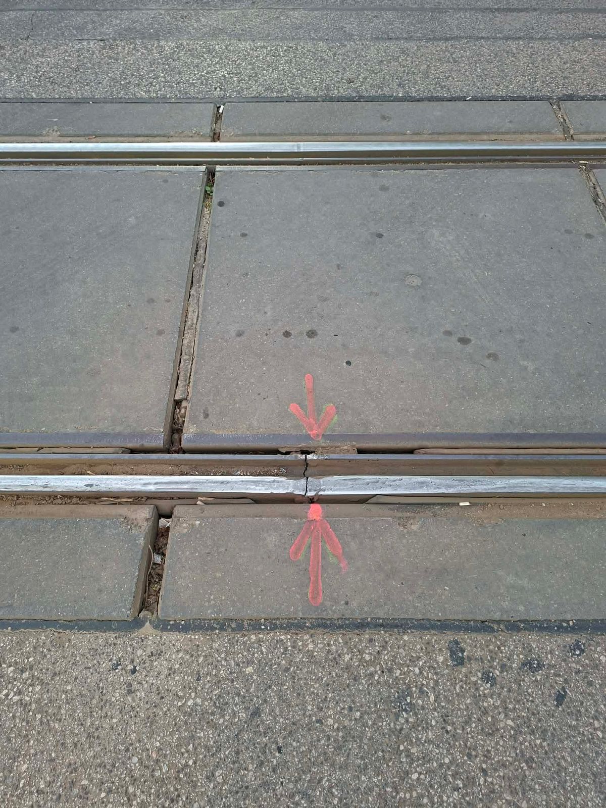 A brutális veszélyeket magában rejtő törött villamossín a Fehérvári út - Kondorosi út kereszteződésénél 