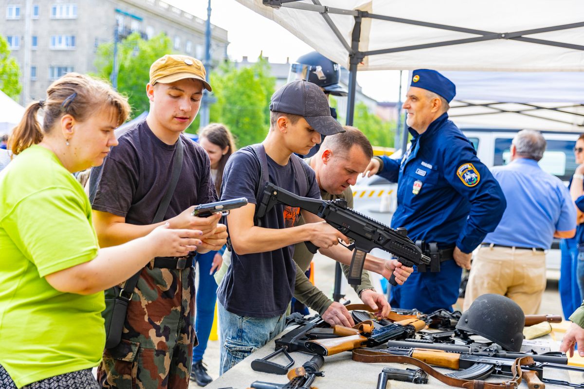 A rendőrség bemutatókat tart a rendőri kellékek használatáról