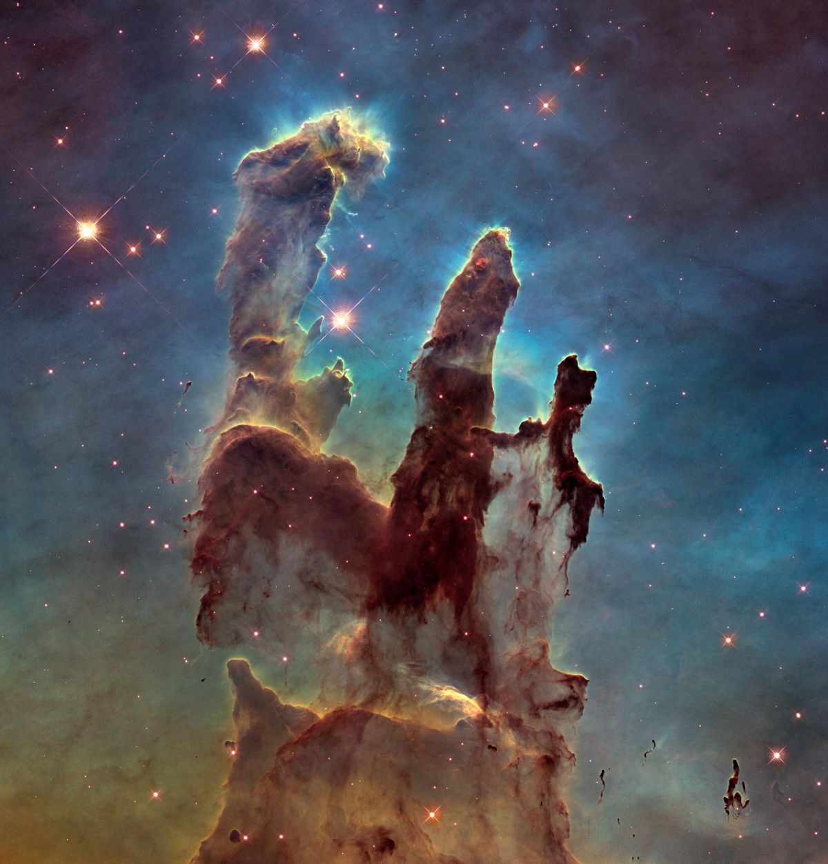 HubbleA NASA/ESA Hubble űrtávcső által 2015. január 6-án kiadott kiadványon a teleszkóp egyik legikonikusabb és legnépszerűbb felvételének újragondolását láthatjuk: a Sas-köd Teremtés Oszlopait. Ez a kép a látható fényben látható oszlopokat mutatja, megörökítve a gázfelhők sokszínű ragyogását, a sötét kozmikus por vékony szálait és a köd híres oszlopainak rozsdaszínű elefántormányait. Az oszlopokban lévő port és gázt a fiatal csillagok intenzív sugárzása perzseli, és a közeli hatalmas csillagok erős szelei erodálják. Ezek az új képek jobb kontrasztot és tisztább képet adnak a csillagászoknak, hogy tanulmányozhassák, hogyan változik az oszlopok szerkezete az idő múlásával.