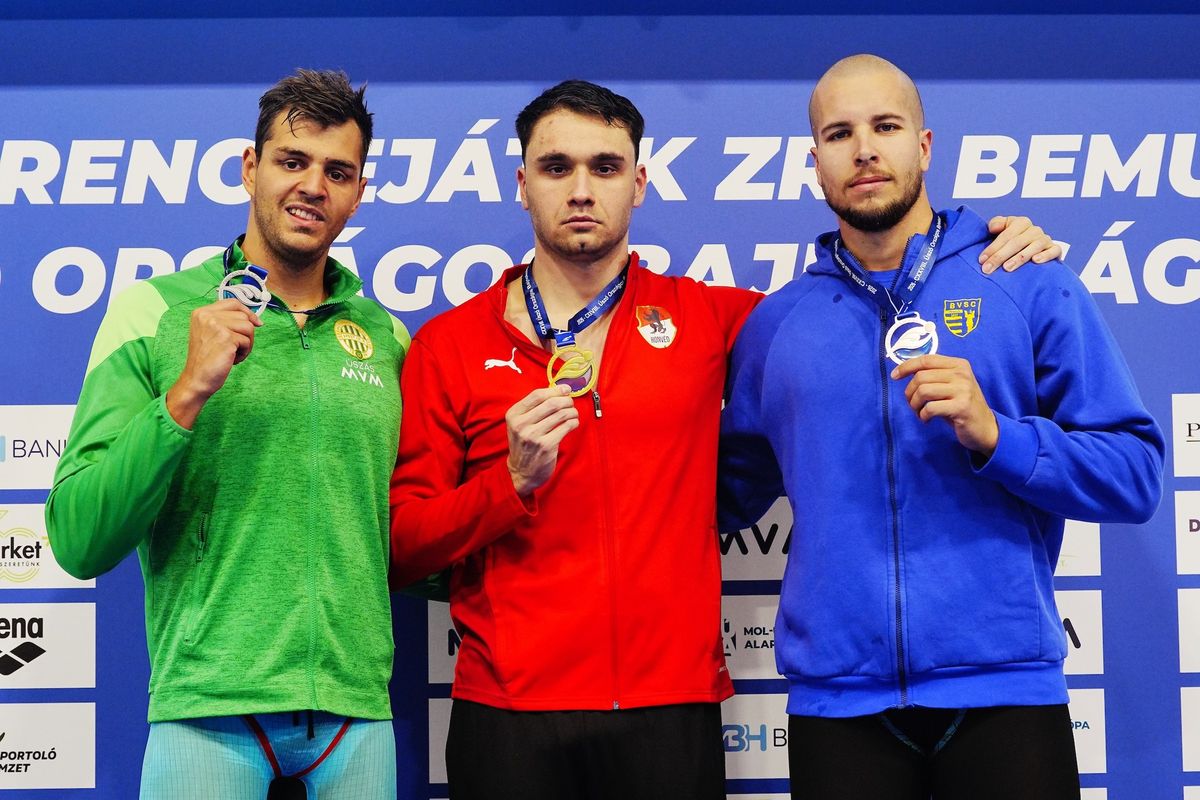 Németh Nándor (balra) nem titkolja, mit súgott neki mellőle a 100 gyorson aranyérmes Milák Kristóf