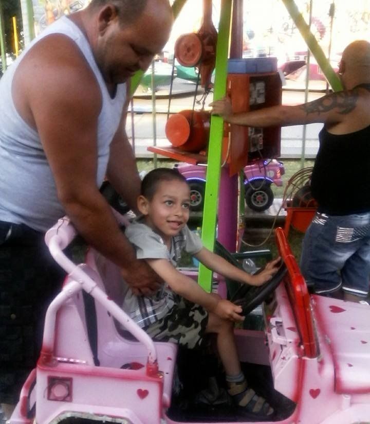 A halmozottan sérült fiú kiskorában, édesapjával