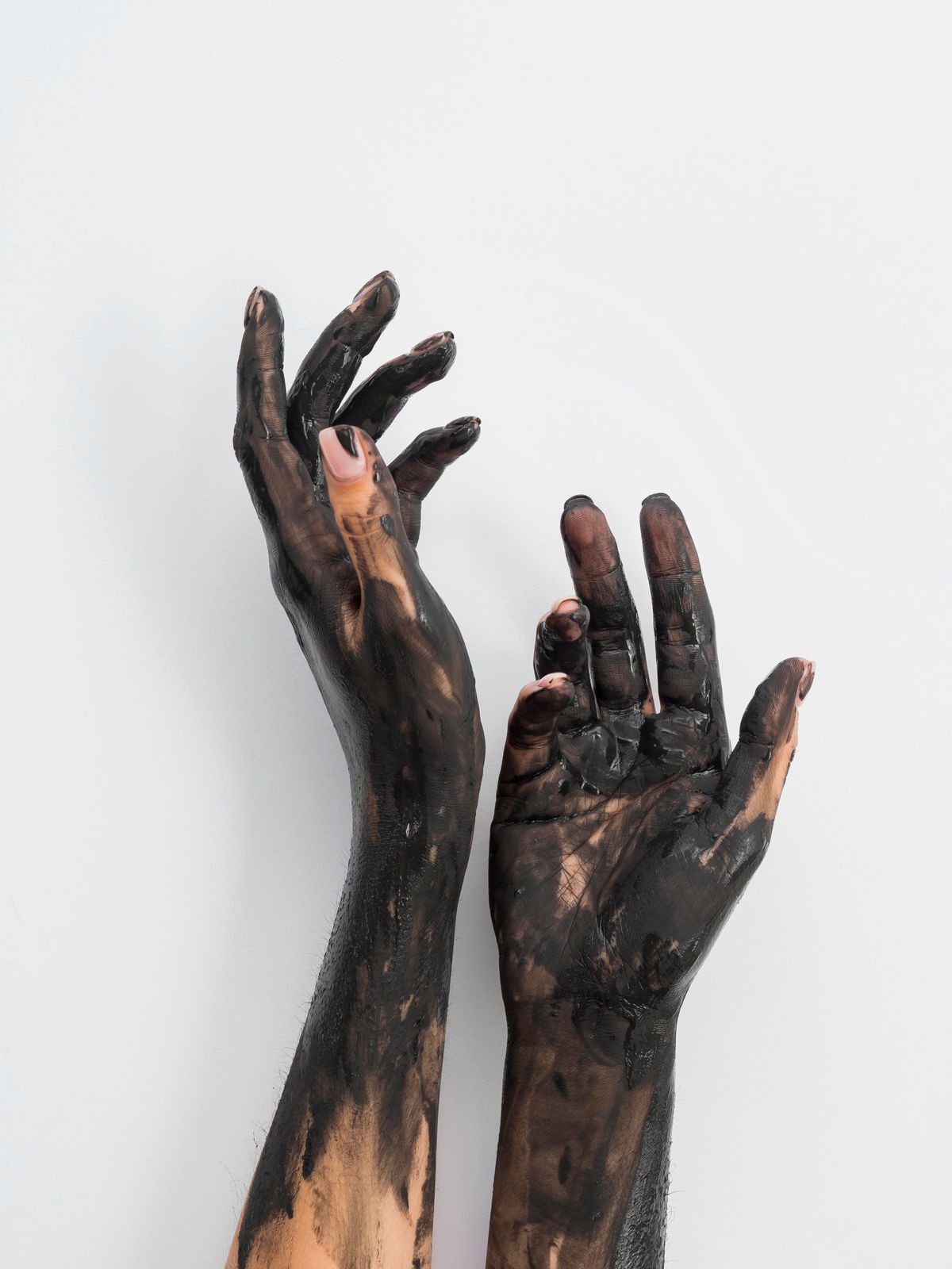 Fekete festék borította a testét az esküvőjén