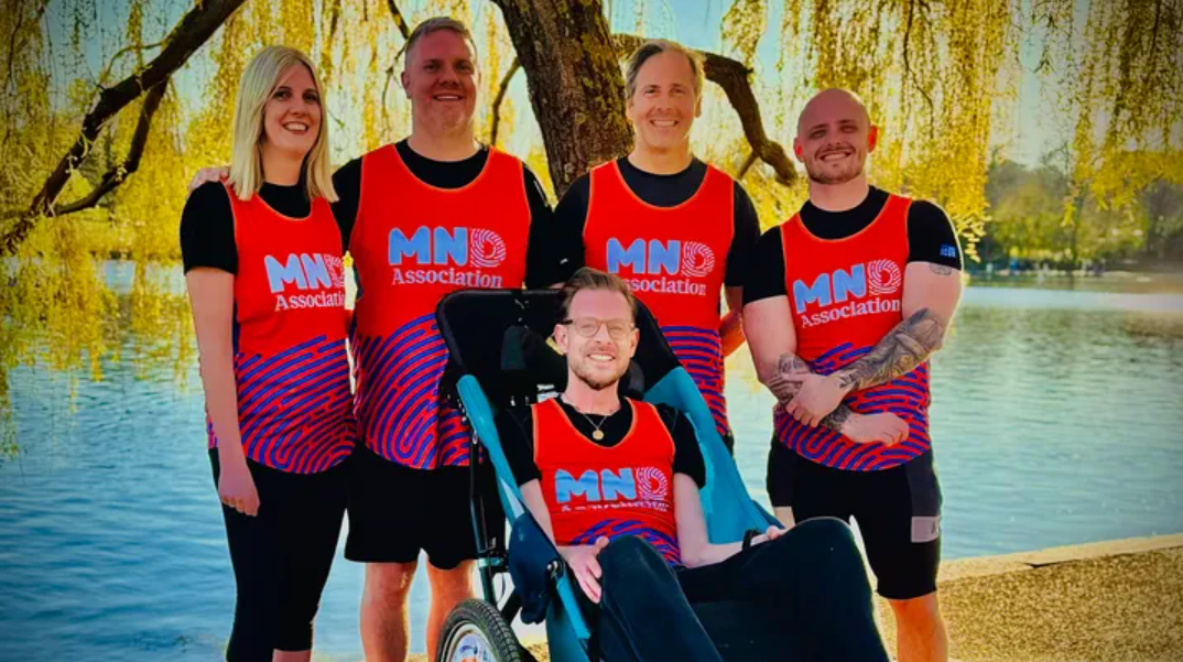 Kerekesszékkel vesz részt a londoni maratonon, ahol családja segítégével teszi meg a 42 kilóméteres távot