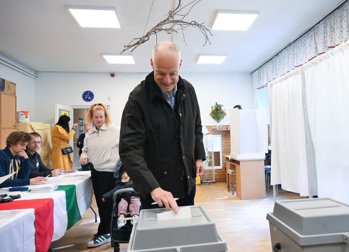 Választás 2026
Szalay-Bobrovniczky Kristóf honvédelmi miniszter leadja szavazatát
