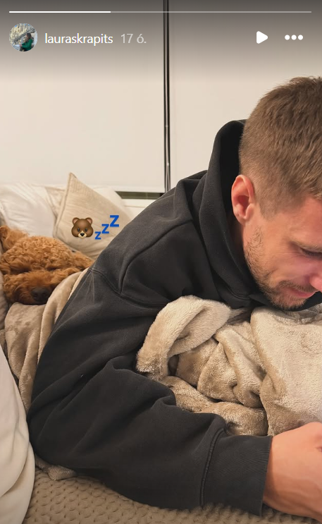 Varga Barnabás és kis kedvence együtt pihentek