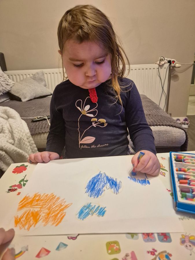 A kis Mira nagyon szereti a kézműves foglalkozásokat