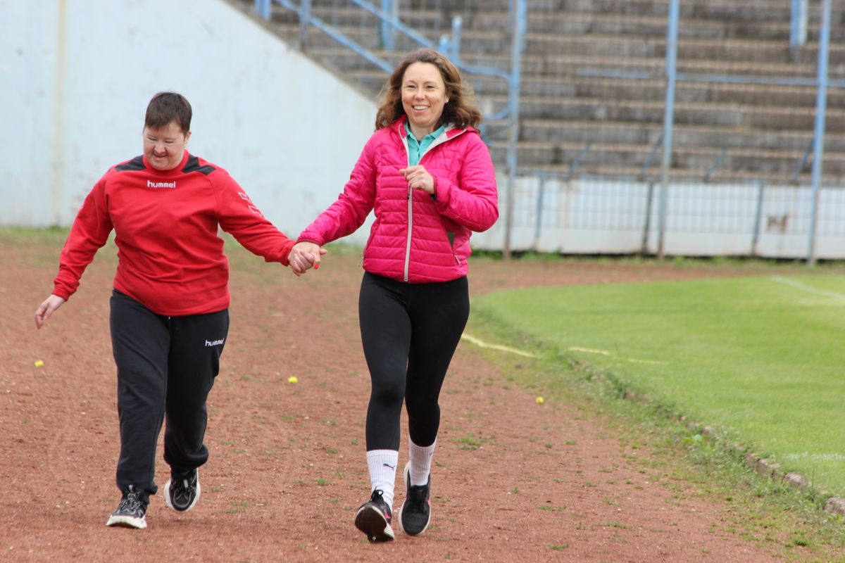 Dóri egy Down-szindrómás nővel: kéz a kézben értek célba