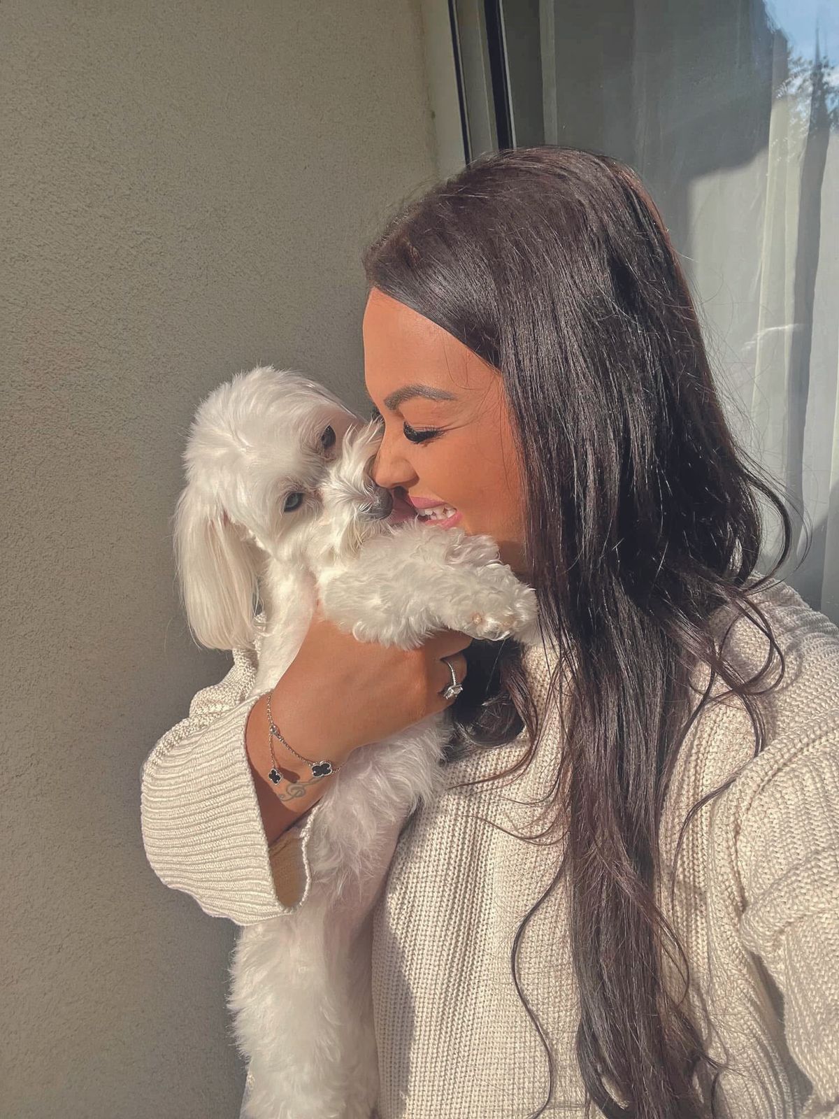 Danis Elza nagyon szereti a kiskutyát, aki persze az ágyában alszik 