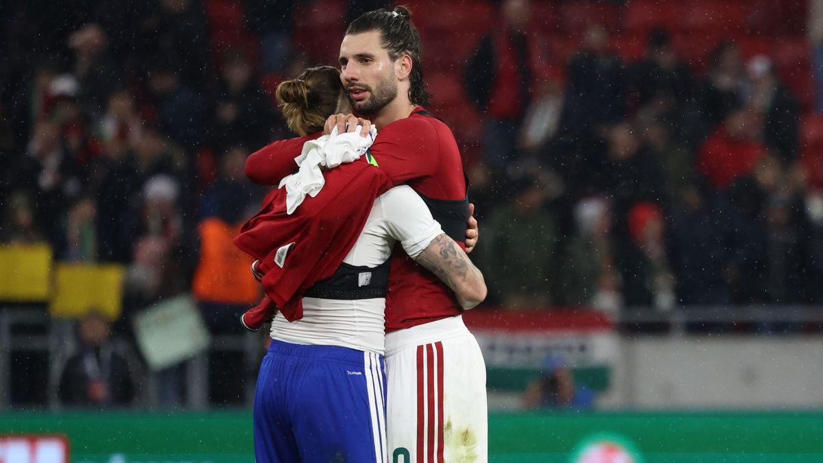 Szoboszlai Dominik (balra) és Kosztasz Cimikasz mezt cseréltek a Magyarország-Görögország felkészülési mérkőzésen