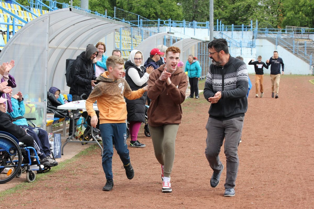 Dóri fia, Simon ( középen) szurkolók kíséretében teljesítette a távot 