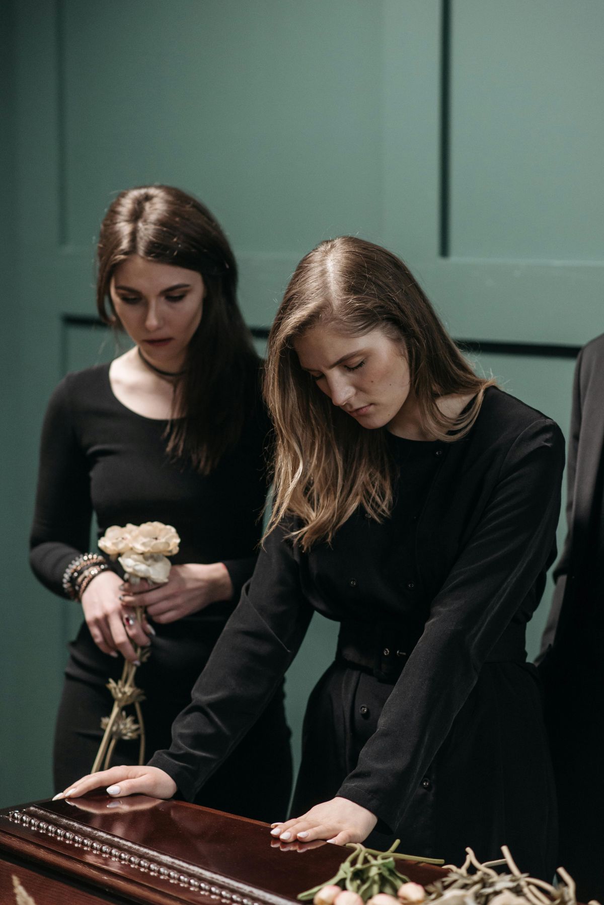 Az elhunyt férfi miatt verekedett össze két nő a temetésen 