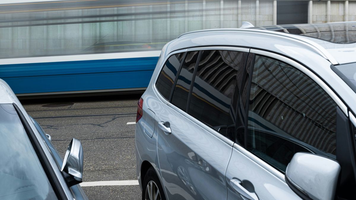 Elütötte a gyermekét az influenszer édesanya, aki észre sem vette, hogy gyermeke a kocsija mögé került