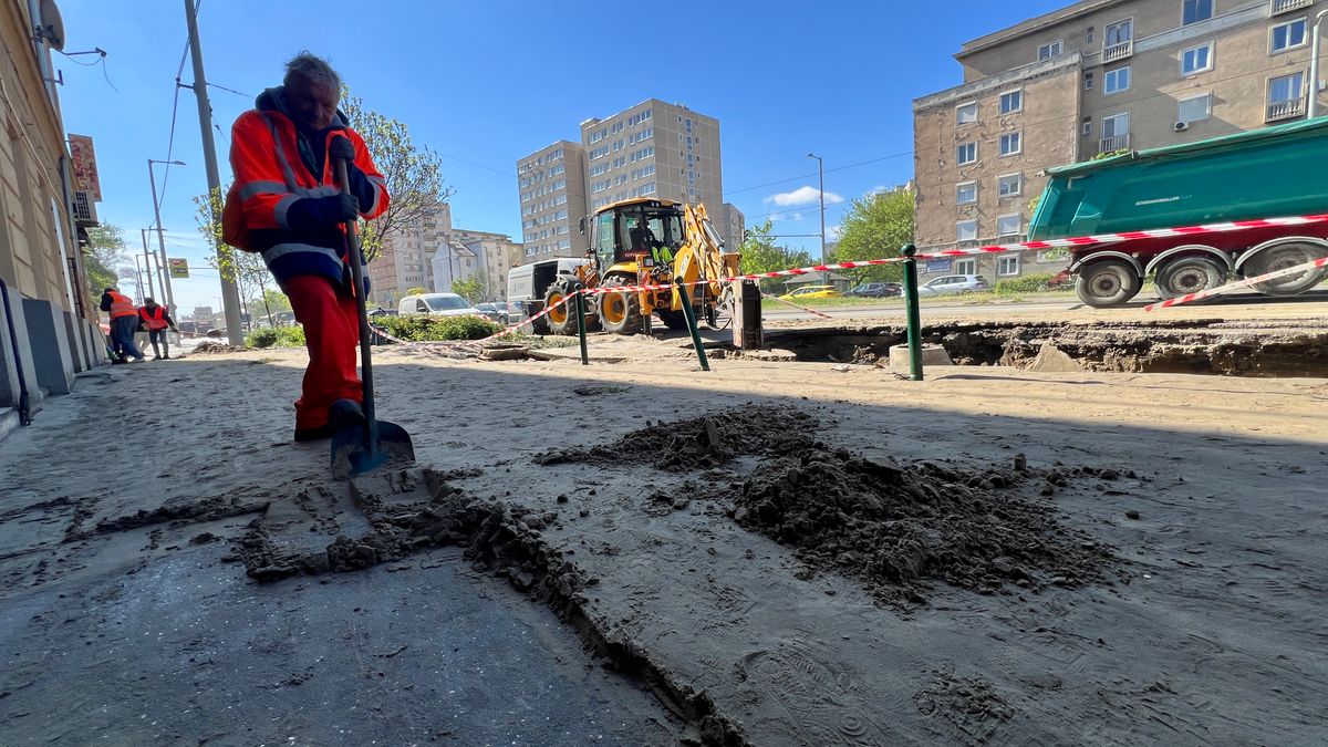 Csőtörés következményeként beszakadt az út a Róbert Károly körúton.