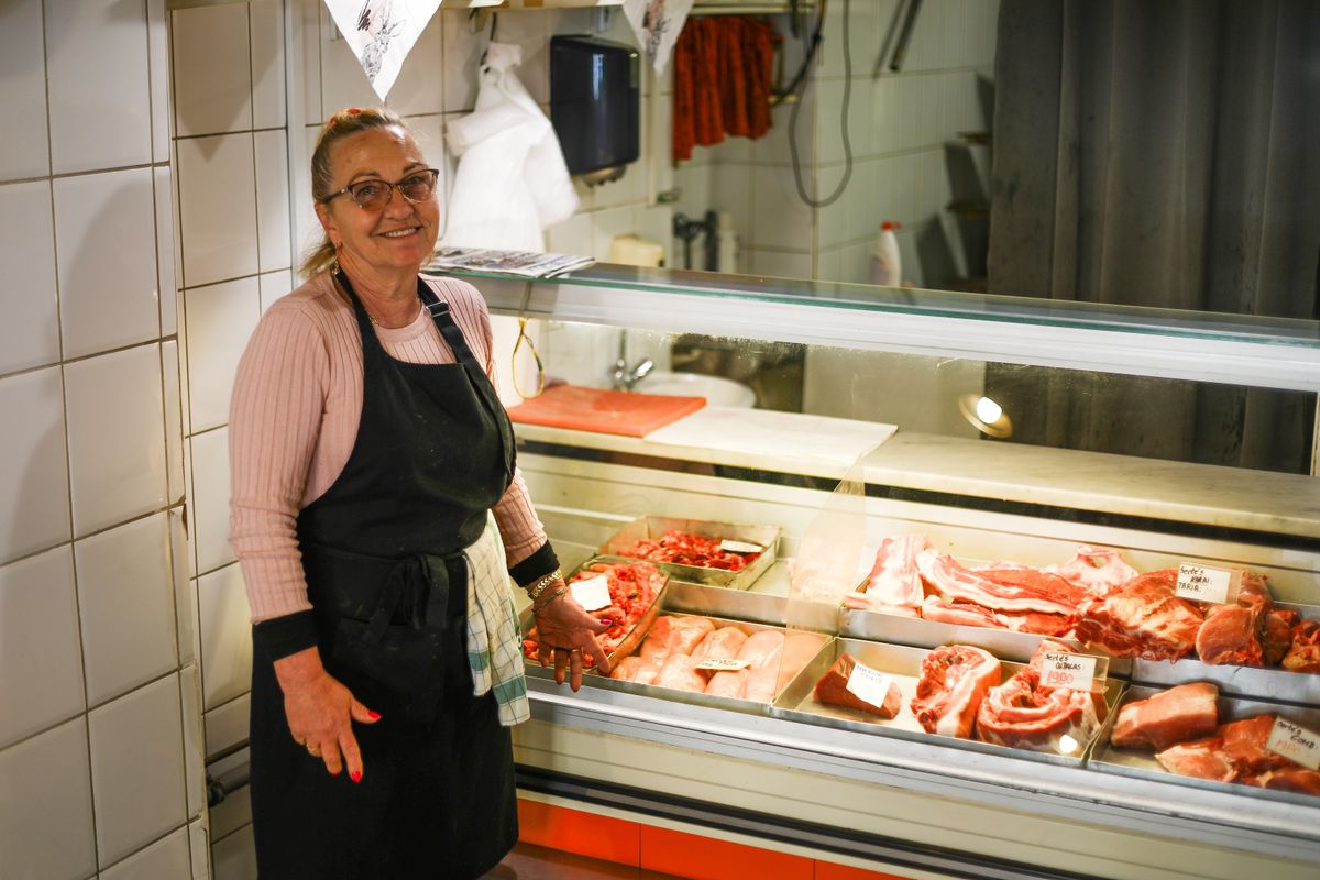 Erzsike a hentesüzlet alkalmazottja