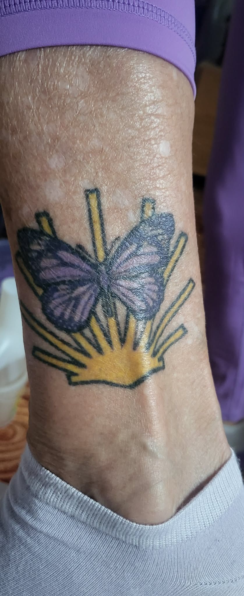 Jutalmul a bokájára tetováltatott egy örök emléket, amiről az El Camino jut eszébe 