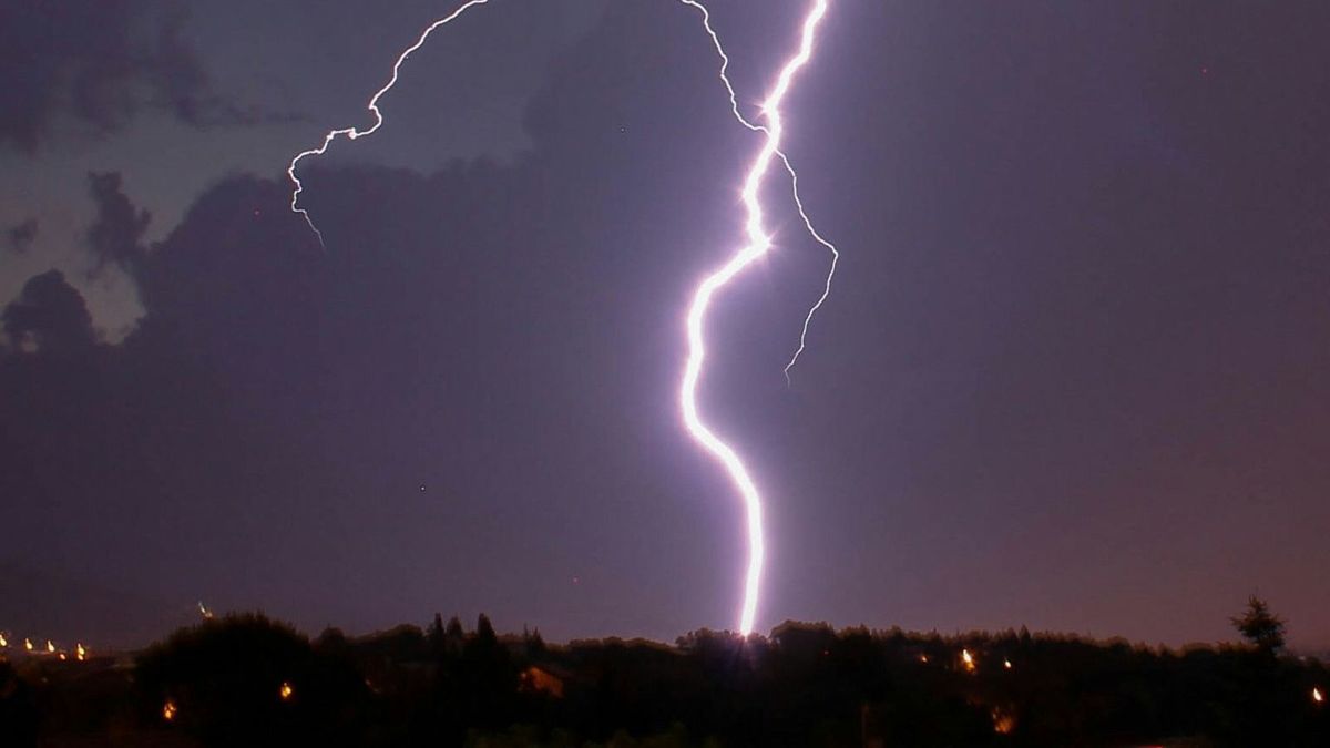 Villámcsapás miatt vesztette életét egy férfi, akit egy benzinkút mellett talált el az égből lecsapó erő