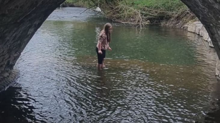 Élete a felfedezés: Ritka fajra bukkant a tóban a kislány