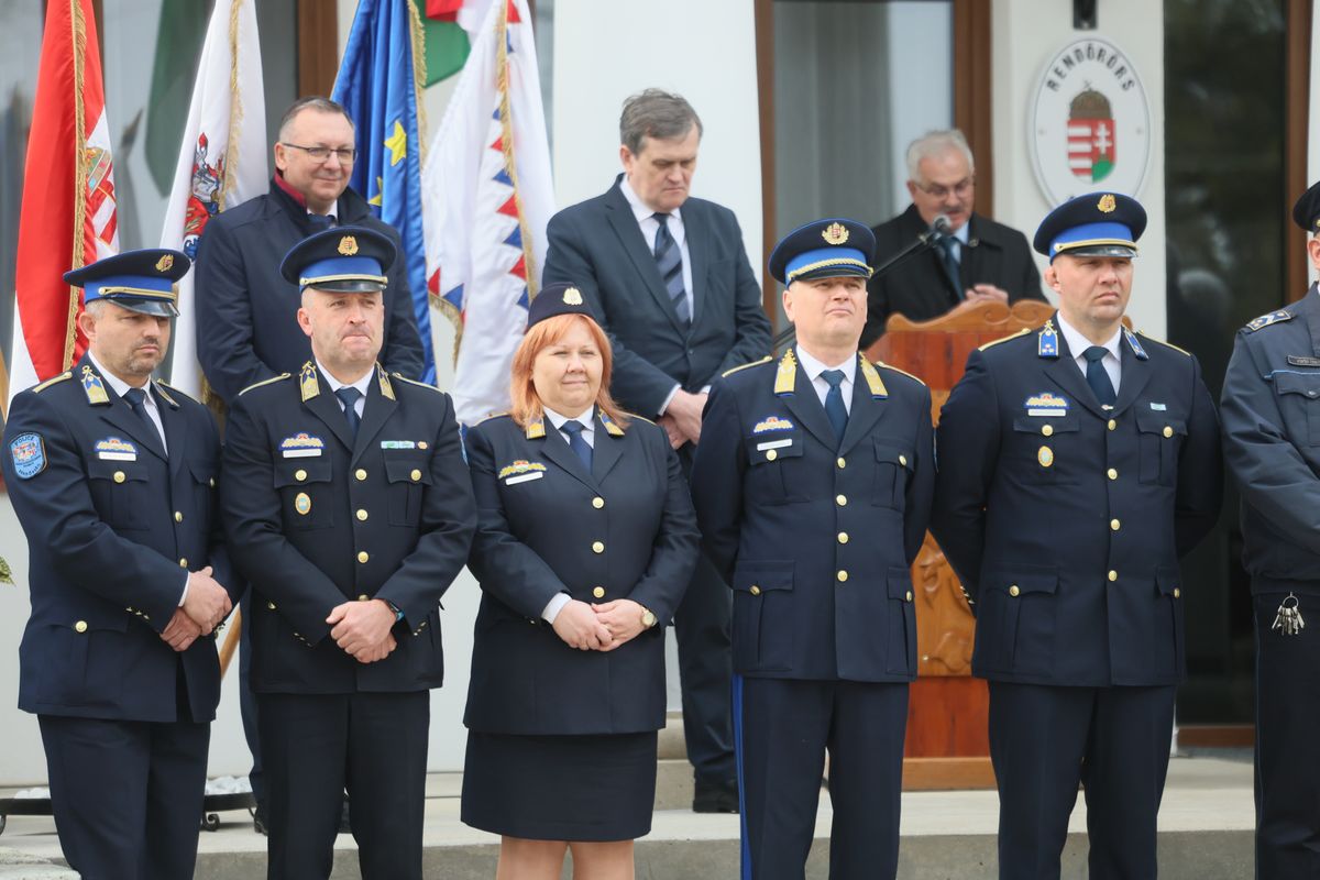 A rendőrség napja alkalmából elismerésben részesült rendőrök csoportképe