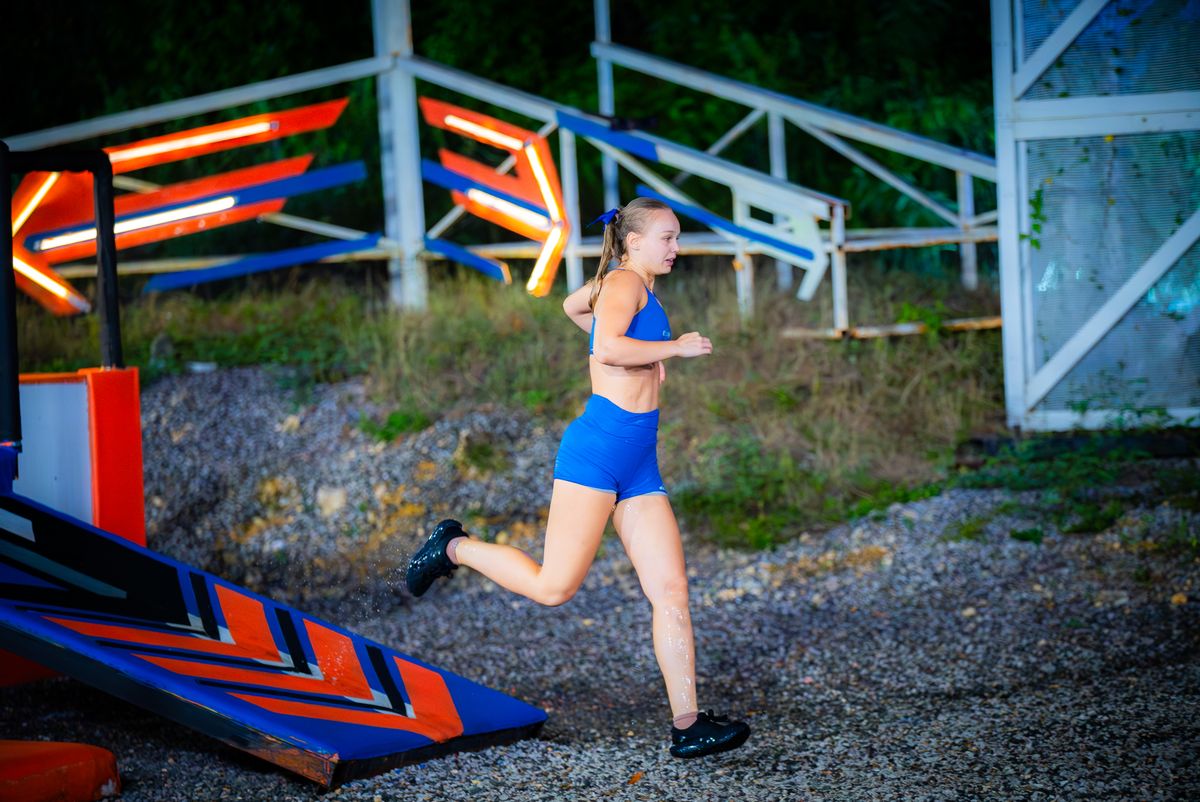 Az Exatlon kék versenyzője nagyon élvezi a futamokat az akadálypályákon.