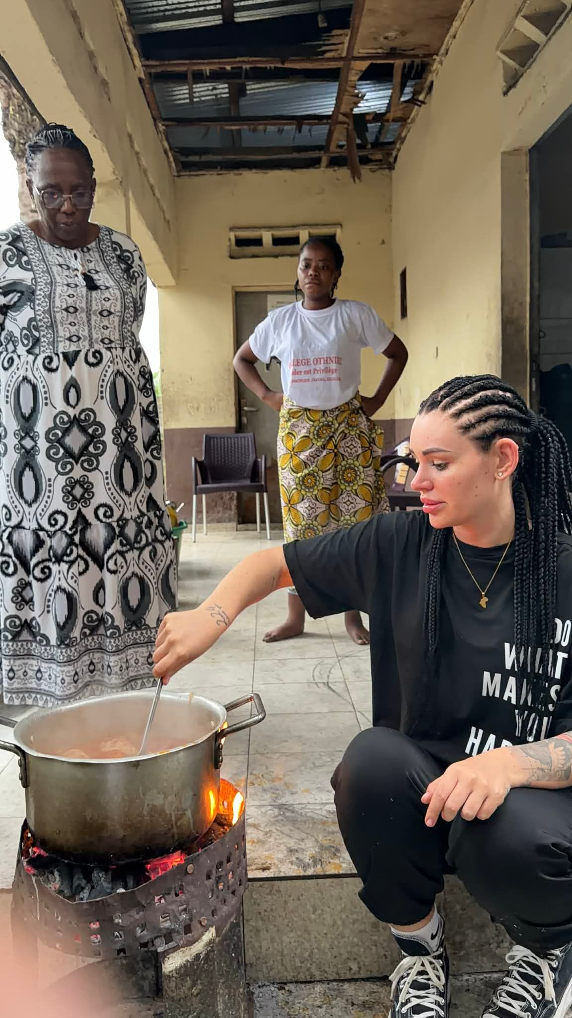 Nagyon ízlett a helyieknek a magyar csirkepaprikás, a fűszereket Timi itthonról vitte