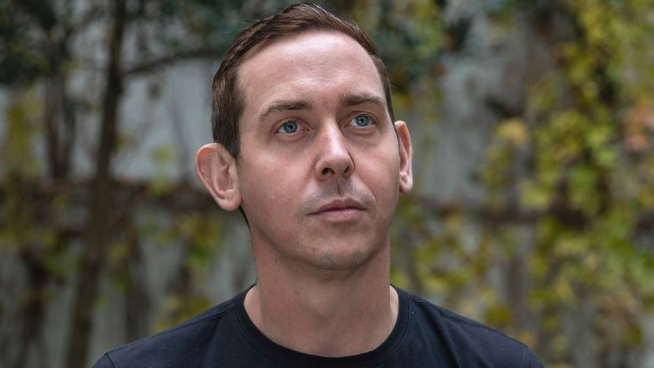 Molnár Gusztáv otthonról jelentkezett be, kislányával a kezében. Fotó: MW