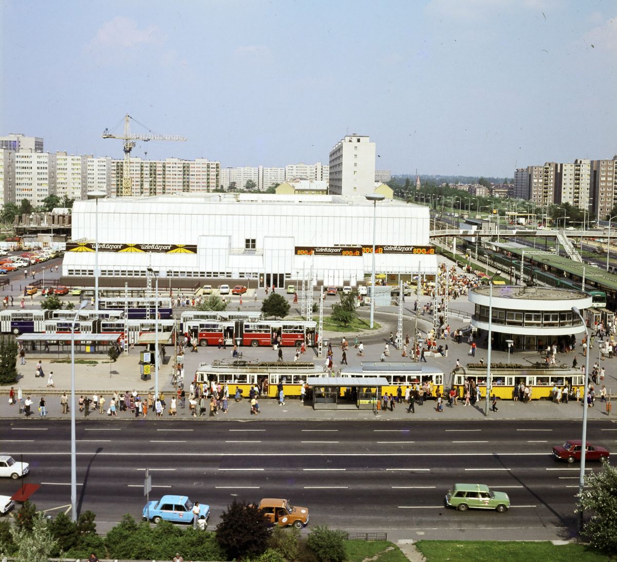 1982 Magyarország,
Budapest XIV.
Örs vezér tere, Sugár Üzletközpont.