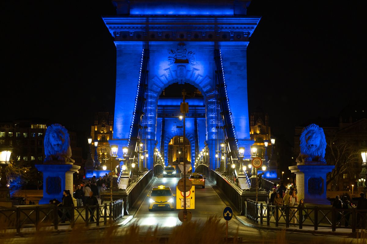 Kékben pompázik a Lánchíd az autizmus világnapja alkalmából.