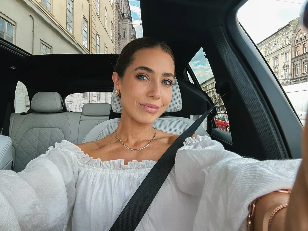 Rubint Rella az autóból jelentkezett be