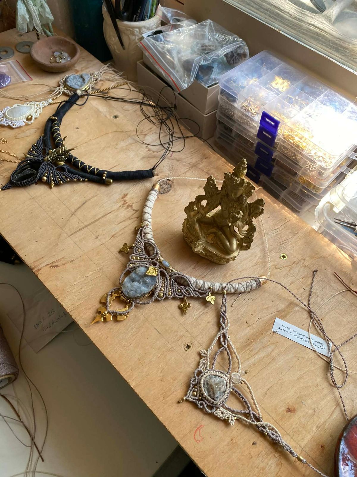 Cecília szenvedélye a kézműves ékszerek.