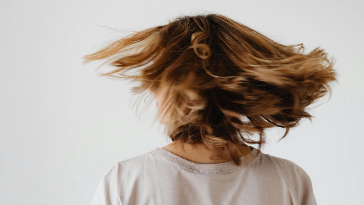 alt=TikTok-trend szerint minél ritkábban mosod meg a hajad, annál egészségesebb marad