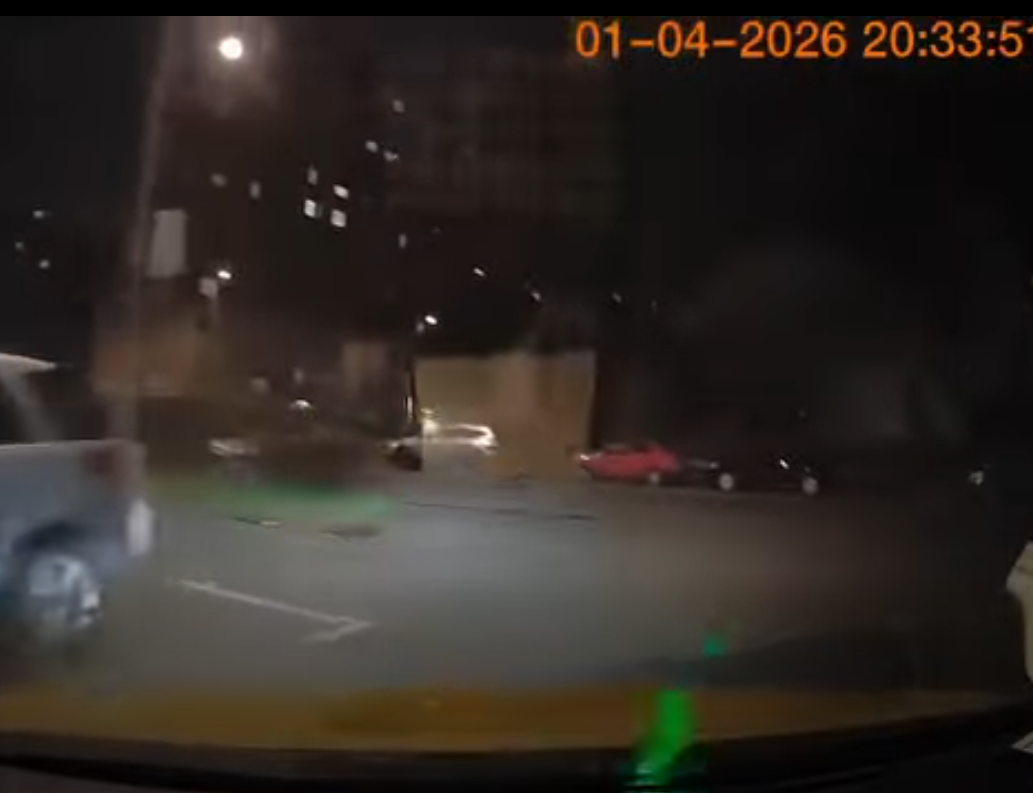 Az autós fedélzeti kamerája rögzítette, amikor lézerrel vakítják el a sofőrt 