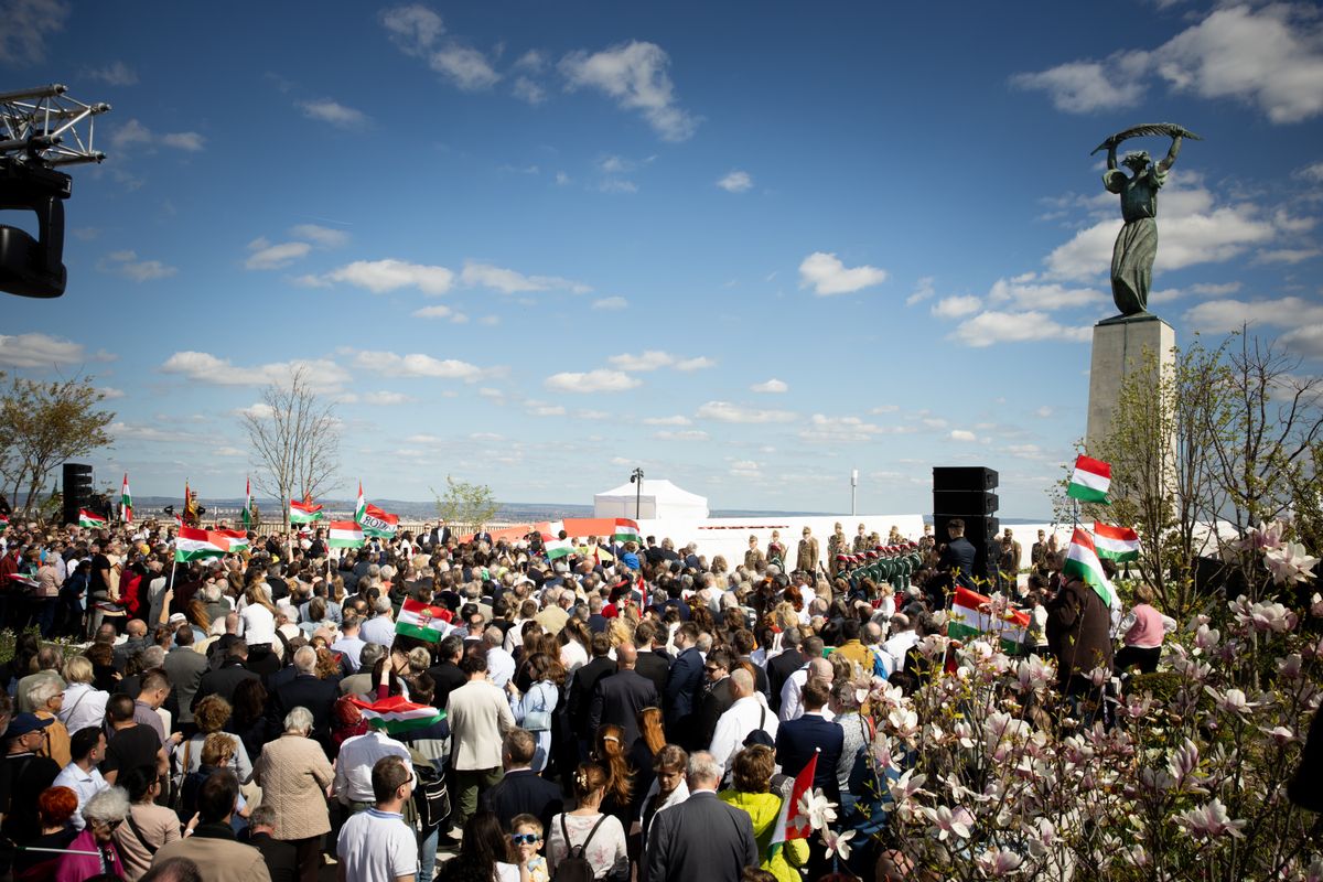 Újabb képek érkeztek! Hatalmas tömeg gyűlt össze a megújult Citadellánál