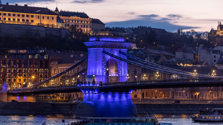 Kékbe öltöztek Budapest ikonikus épületei: a csípős hideg ellenére is rengetegen csodálták meg a főváros különleges díszkivilágítását. Az autizmus világnapja alkalmából a Lánchídtól a MOL Campusig borult fényárba a város, felhívva a figyelmet az elfogadás és a szolidaritás fontosságára az autizmus világnapján.