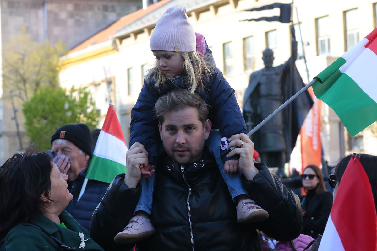 Orbán Viktor beszédét a kicsik is meghallgatták Debrecenben. 